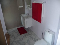 21-200-studio apartment-Grande salle de bains propre et carrelee, tres eclairee